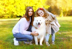 Glücklicher Familienherbst, junge Mutter des Porträts recht und Kind gehen stockfotos Glücklicher Familienherbst, junge Mutter des Porträts recht und Kind gehen stockfotos