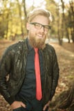 Glücklicher junger Modemann, der in den Park geht Stockfoto Glücklicher junger Modemann, der in den Park geht Stockfoto