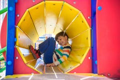 Gl?cklicher kleiner Junge, der im Rohr oder im Tunnel am modernen Spielplatz spielt Gl?ckliche Familie f?r Ihr, Gl?ckliche und ge stockbild Gl?cklicher kleiner Junge, der im Rohr oder im Tunnel am modernen Spielplatz spielt Gl?ckliche Familie f?r Ihr, Gl?ckliche und ge stockbild