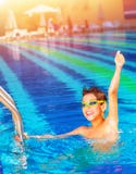 Glücklicher Sieger im Pool Stockbilder Glücklicher Sieger im Pool Stockbilder