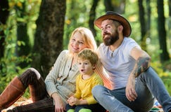 Glücklicher Sohn mit Eltern entspannen sich im Herbstwaldsonnigen Wetter Gesunde Nahrung Mutter, Cowboyvater lieben ihren kleinen stockfotografie Glücklicher Sohn mit Eltern entspannen sich im Herbstwaldsonnigen Wetter Gesunde Nahrung Mutter, Cowboyvater lieben ihren kleinen stockfotografie