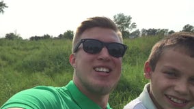 Glücklicher spielender Vater und Sohn, Bilder von selbst, um Smartphone, langsames MO zu benutzen stock footage Glücklicher spielender Vater und Sohn, Bilder von selbst, um Smartphone, langsames MO zu benutzen stock footage