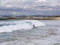 Glücklicher Surfer nach der perfekten Welle stockbild Glücklicher Surfer nach der perfekten Welle stockbild