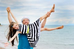 Glücklicher Vater und seine Tochter am Strand lizenzfreie stockbilder Glücklicher Vater und seine Tochter am Strand lizenzfreie stockbilder