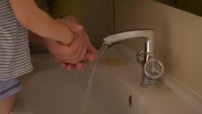 Glücklicher älterer Mann wäscht seine Hände auf Hahn von seiner Hand und von Gesicht zu seinem kleinen Sohn und wischt ihn mit Tu stock footage Glücklicher älterer Mann wäscht seine Hände auf Hahn von seiner Hand und von Gesicht zu seinem kleinen Sohn und wischt ihn mit Tu stock footage