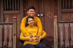 Glückliches asiatisches Landschaftsfamilienwartung Geburt, traditionelles Hausäußeres lizenzfreies stockbild Glückliches asiatisches Landschaftsfamilienwartung Geburt, traditionelles Hausäußeres lizenzfreies stockbild
