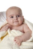 Glückliches Baby eingewickelt in einem Tuch Lizenzfreies Stockfoto Glückliches Baby eingewickelt in einem Tuch Lizenzfreies Stockfoto