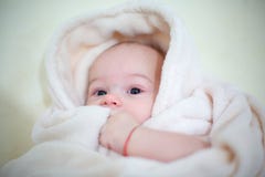 Glückliches Baby eingewickeltes Tuch nach Bad Stockfotos Glückliches Baby eingewickeltes Tuch nach Bad Stockfotos