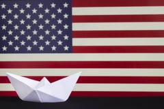 Glückliches Columbus Day, der große Staatsangehöriger USA-Feiertag Gefeiert am zweiten Montag im Oktober Weißbuchboot über unscha lizenzfreies stockbild Glückliches Columbus Day, der große Staatsangehöriger USA-Feiertag Gefeiert am zweiten Montag im Oktober Weißbuchboot über unscha lizenzfreies stockbild