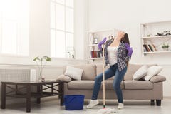 Glückliches Frauenreinigungshaus mit Mopp und haben Spaß lizenzfreies stockbild Glückliches Frauenreinigungshaus mit Mopp und haben Spaß lizenzfreies stockbild