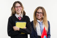 Glückliches Highschool Freundnahaufnahmeporträt Werfen Sie auf Kamera, in der Schuluniform, mit Büchern und Notizbüchern auf lizenzfreie stockbilder Glückliches Highschool Freundnahaufnahmeporträt Werfen Sie auf Kamera, in der Schuluniform, mit Büchern und Notizbüchern auf lizenzfreie stockbilder