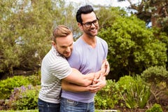 Glückliches homosexuelles Paarumarmen stockfoto Glückliches homosexuelles Paarumarmen stockfoto