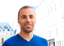 Glückliches im Freienportrait der lächelnden jungen Männer lizenzfreie stockbilder Glückliches im Freienportrait der lächelnden jungen Männer lizenzfreie stockbilder