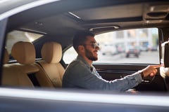 Glückliches junges männliches Reiten in einem Auto stockbilder Glückliches junges männliches Reiten in einem Auto stockbilder