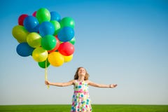 Glückliches Kind, das draußen im Frühjahr Feld spielt lizenzfreie stockfotos Glückliches Kind, das draußen im Frühjahr Feld spielt lizenzfreie stockfotos