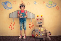 Glückliches Kind, das mit Spielzeugroboter spielt Glückliches Kind, das mit Spielzeugroboter spielt