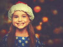 Glückliches Kindermädchen in einem Weihnachtshut stockbilder Glückliches Kindermädchen in einem Weihnachtshut stockbilder