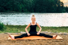 Glückliches Kinderübende Yoga pilates auf der Flussbank lizenzfreie stockfotos Glückliches Kinderübende Yoga pilates auf der Flussbank lizenzfreie stockfotos