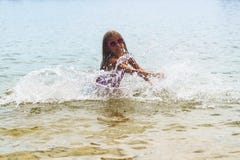 Glückliches kleines Mädchen, das in den Wellen des seichten Wassers spielt kleines Mädchen, das in den Meereswellen, Mädchen hat stockfotos Glückliches kleines Mädchen, das in den Wellen des seichten Wassers spielt kleines Mädchen, das in den Meereswellen, Mädchen hat stockfotos