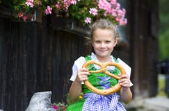 Glückliches kleines Mädchen, das einen traditionellen bayerischen Kleiddirndl ho trägt lizenzfreie stockfotos Glückliches kleines Mädchen, das einen traditionellen bayerischen Kleiddirndl ho trägt lizenzfreie stockfotos