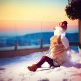 Glückliches Kleinkind und sein der Freundschneemann, welche die Sonne aufpasst, geht das Sitzen im Schnee auf Dachspitzenterrasse Stockfoto Glückliches Kleinkind und sein der Freundschneemann, welche die Sonne aufpasst, geht das Sitzen im Schnee auf Dachspitzenterrasse Stockfoto