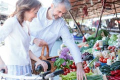 Glückliches lächelndes Ehemann- und Fraueinkaufen für Lebensmittelgeschäfte und frische Nahrung in einem Markt stockbild Glückliches lächelndes Ehemann- und Fraueinkaufen für Lebensmittelgeschäfte und frische Nahrung in einem Markt stockbild