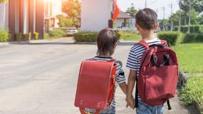 Glückliches lächelndes Kind in den Gläsern wird zum ersten Mal schulen Kinderjunge mit Tasche gehen zur Volksschule Kind von Prim stockfoto Glückliches lächelndes Kind in den Gläsern wird zum ersten Mal schulen Kinderjunge mit Tasche gehen zur Volksschule Kind von Prim stockfoto