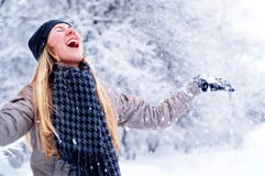 Glückliches lächelndes Mädchen im Winter lizenzfreie stockfotos Glückliches lächelndes Mädchen im Winter lizenzfreie stockfotos