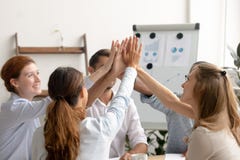Gl?ckliches motiviertes Gesch?ftsteam, das hoch f?nf nach erfolgreicher Teamwork gibt lizenzfreie stockbilder Gl?ckliches motiviertes Gesch?ftsteam, das hoch f?nf nach erfolgreicher Teamwork gibt lizenzfreie stockbilder