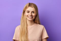 Glückliches Mädchen in der zufälligen Kleidung über blauem Hintergrund lizenzfreies stockfoto Glückliches Mädchen in der zufälligen Kleidung über blauem Hintergrund lizenzfreies stockfoto