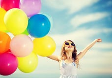 Glückliches Mädchen mit bunten Ballonen stockbild Glückliches Mädchen mit bunten Ballonen stockbild