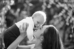 Glückliches nettes Baby und Mutter, die Spaß hat Stockfotos Glückliches nettes Baby und Mutter, die Spaß hat Stockfotos