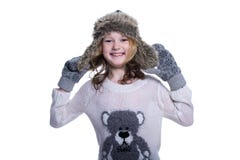 Glückliches nettes Kind, das im Studio lokalisiert auf weißem Hintergrund aufwirft Tragende Winterkleidung Gestrickte woolen Stri lizenzfreie stockfotografie Glückliches nettes Kind, das im Studio lokalisiert auf weißem Hintergrund aufwirft Tragende Winterkleidung Gestrickte woolen Stri lizenzfreie stockfotografie