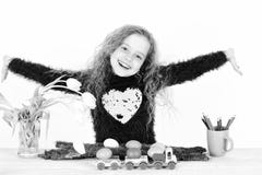 Glückliches Ostern-Mädchen mit bunten Eiern im Lastwagen, Bleistifte, Tulpen lizenzfreie stockfotos Glückliches Ostern-Mädchen mit bunten Eiern im Lastwagen, Bleistifte, Tulpen lizenzfreie stockfotos