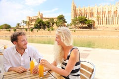 Glückliches Paar auf Café auf Mallorca stockfoto Glückliches Paar auf Café auf Mallorca stockfoto