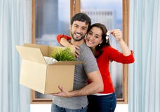 Glückliches Paar, das zusammen in ein neues Haus auspackt Pappschachteln umzieht stockbilder Glückliches Paar, das zusammen in ein neues Haus auspackt Pappschachteln umzieht stockbilder