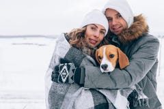 Glückliches Paar an der Winterlandschaftsglücklichen Familie mit Spürhundhund Stunden und Landschaft lizenzfreies stockfoto Glückliches Paar an der Winterlandschaftsglücklichen Familie mit Spürhundhund Stunden und Landschaft lizenzfreies stockfoto