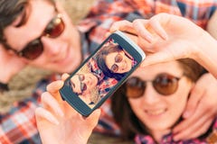 Glückliches Paar nimmt Fotografieselbstporträt lizenzfreies stockfoto Glückliches Paar nimmt Fotografieselbstporträt lizenzfreies stockfoto