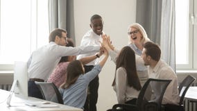 Glückliches verschiedenes Angestelltgeschäftsteam teilgenommen an dem teambuilding Geben hoch--fünf lizenzfreies stockfoto Glückliches verschiedenes Angestelltgeschäftsteam teilgenommen an dem teambuilding Geben hoch--fünf lizenzfreies stockfoto