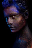 Glühendes Neonmake-up mit drastischem Blick in seinen Augen stockbilder Glühendes Neonmake-up mit drastischem Blick in seinen Augen stockbilder