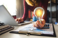 Glühlampe mit der Geschäftshand, die mit Laptop-Computer a arbeitet stockfotos Glühlampe mit der Geschäftshand, die mit Laptop-Computer a arbeitet stockfotos