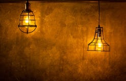 Glühlampen dekorativer antiker Edison-Art gegen Backsteinmauerhintergrund stockbild Glühlampen dekorativer antiker Edison-Art gegen Backsteinmauerhintergrund stockbild