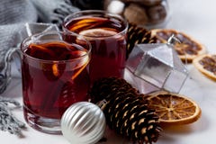 Glühwein in den Gläsern mit Orange und Gewürzen mit grauem Schal lizenzfreie stockbilder Glühwein in den Gläsern mit Orange und Gewürzen mit grauem Schal lizenzfreie stockbilder
