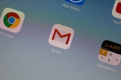 Gmail applikationtumnagel/logo på en iPadluft royaltyfria foton Gmail applikationtumnagel/logo på en iPadluft royaltyfria foton