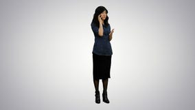 Gniewna azjatykcia biznesowa kobieta opowiada na telefonie komórkowym na białym tle fotografia royalty free Gniewna azjatykcia biznesowa kobieta opowiada na telefonie komórkowym na białym tle fotografia royalty free