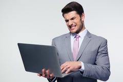 Gniewny biznesmen używa laptop obrazy stock Gniewny biznesmen używa laptop obrazy stock