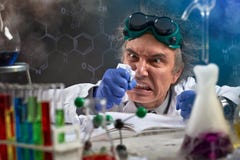 Gniewny chemik dokonuje ich niezadowolenie na papierze obrazy stock Gniewny chemik dokonuje ich niezadowolenie na papierze obrazy stock