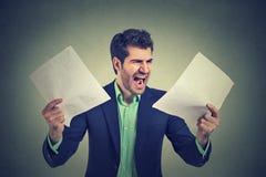 Gniewny krzyczący biznesowy mężczyzna z dokumentami tapetuje papierkową robotę zdjęcia stock Gniewny krzyczący biznesowy mężczyzna z dokumentami tapetuje papierkową robotę zdjęcia stock