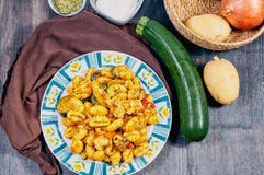 Gnocchi med h?na och gr?nsaker arkivbilder Gnocchi med h?na och gr?nsaker arkivbilder