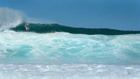 Gocce del surfista dentro alla conduttura immagini stock Gocce del surfista dentro alla conduttura immagini stock